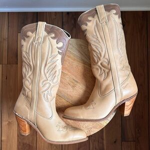 Capezio Vintage Two Tone Tan/Ivory Heeled Cowgirl Boots sz: 9